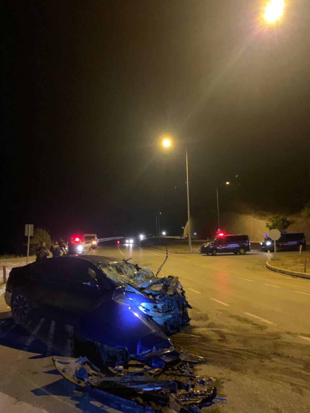 Otomobil, TIR’a arkadan çarptı: 1’i ağır, 5 yaralı