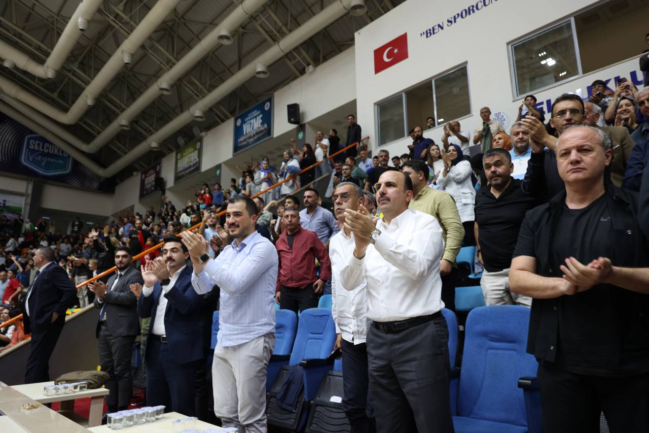 buyuksehir-belediyespor-gaziantep-basketbol-macinda-gazzeye-destek-pankarti-acildi-3.jpg