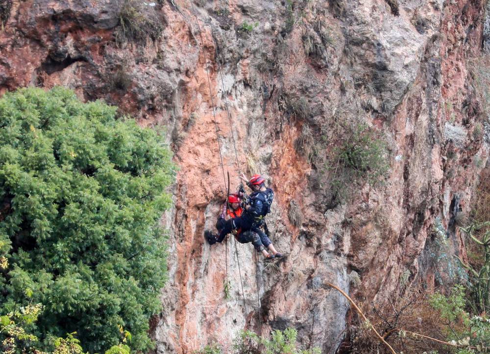 Falezlerden kurtarıldı, gazetecilere saldırdı