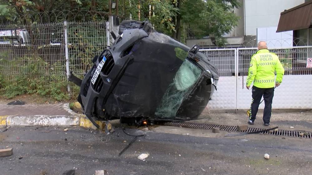 Kaldırımda yürüyen yayaya otomobil çarptı; 1 ölü 2 yaralı