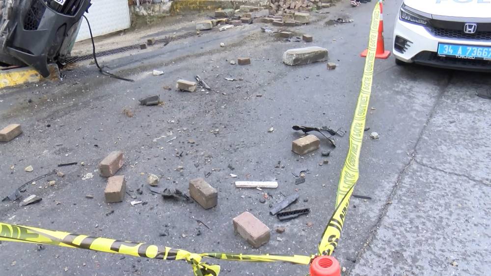 Kaldırımda yürüyen yayaya otomobil çarptı; 1 ölü 2 yaralı