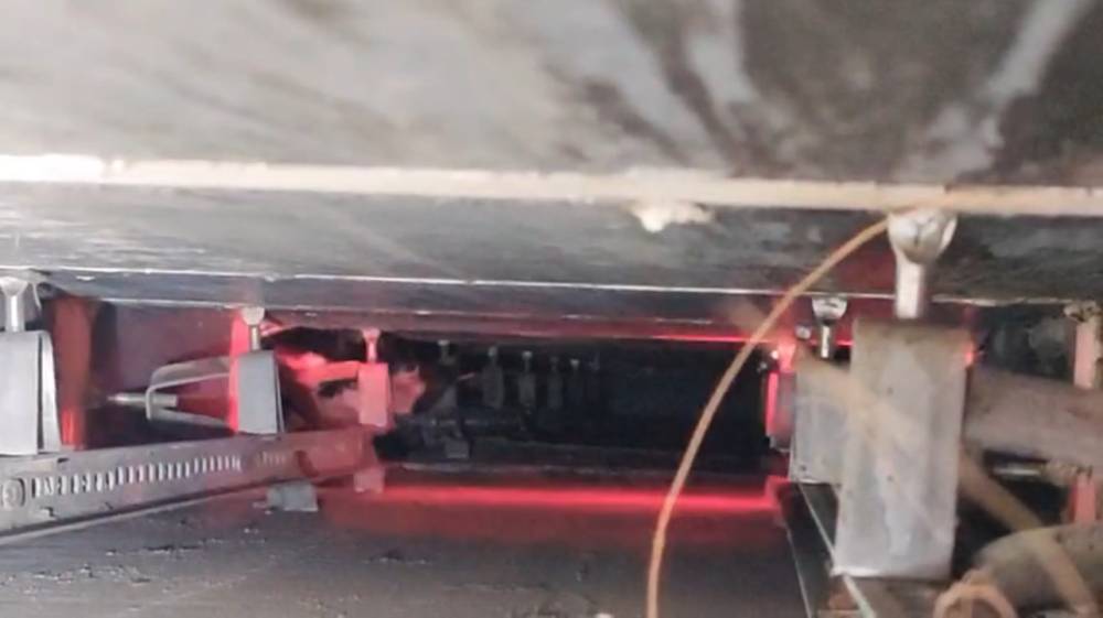 Reklam panosunda mahsur kaldı