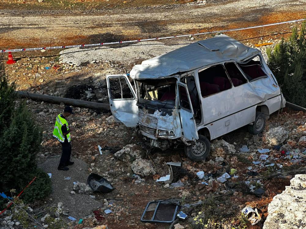 Tarım işçilerini taşıyan minibüs şarampole yuvarlandı: 4 ölü, 14 yaralı