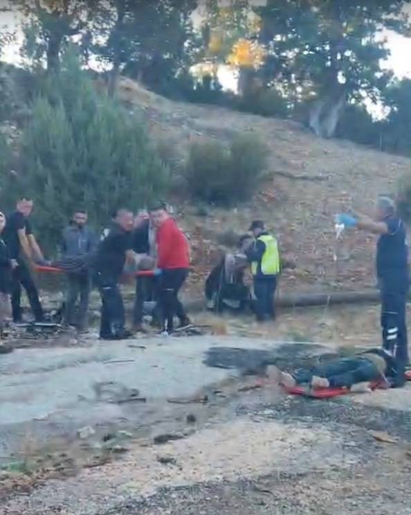 Tarım işçilerini taşıyan minibüs şarampole yuvarlandı: 4 ölü, 14 yaralı