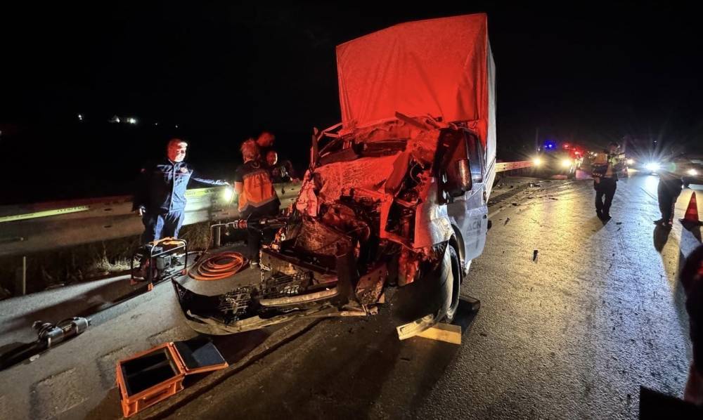 Kamyonet kamyona arkadan çarptı: 1 ölü, 1 ağır yaralı