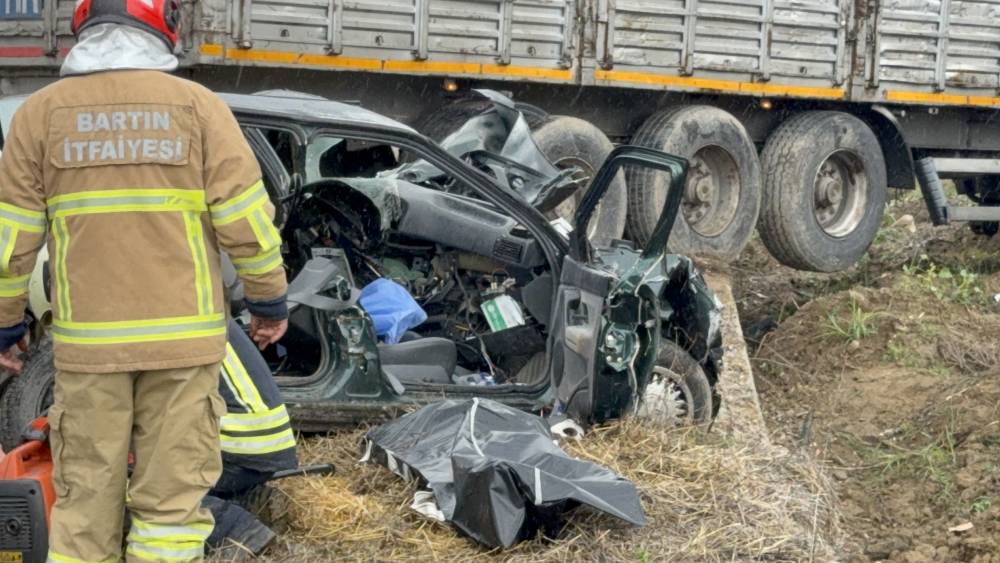 Karşı şeride geçen TIR'la çarpışan otomobildeki çift öldü