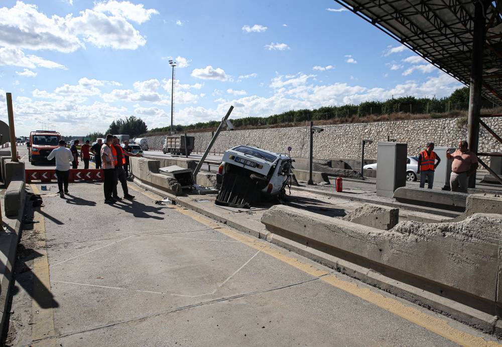 Otomobil, otoyol gişelerinde beton bariyerlere çarptı: 2 ölü