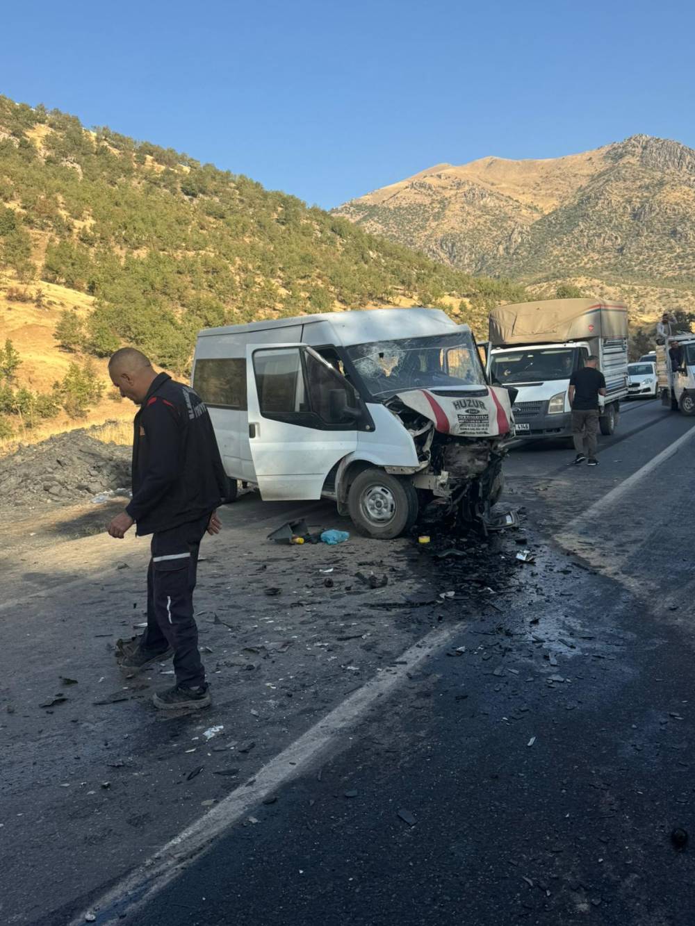 Yolcu minibüsü ile hafif ticari araç çarpıştı: 11 yaralı