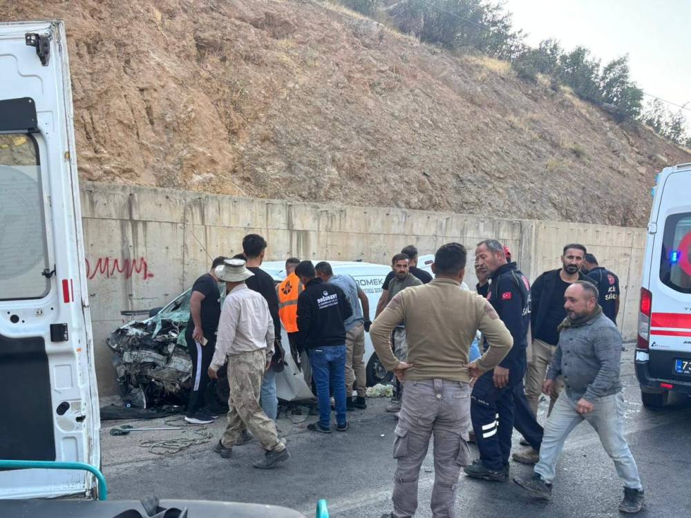 Yolcu minibüsü ile hafif ticari araç çarpıştı: 11 yaralı