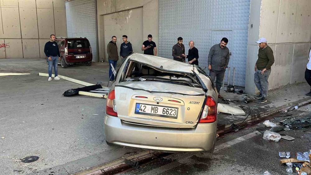 Konya merkezde otomobil üst geçitten düştü! Kaza anı kamerada