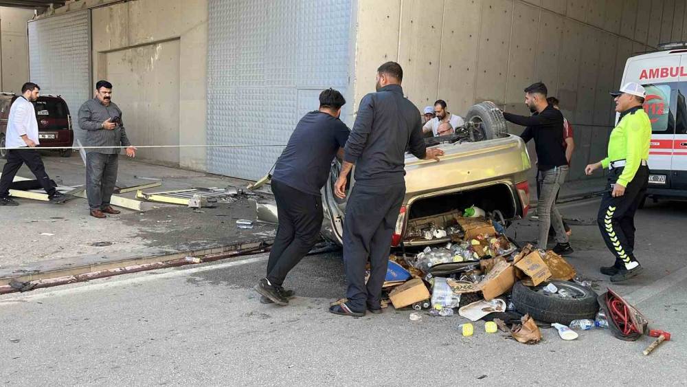 Konya merkezde otomobil üst geçitten düştü! Kaza anı kamerada