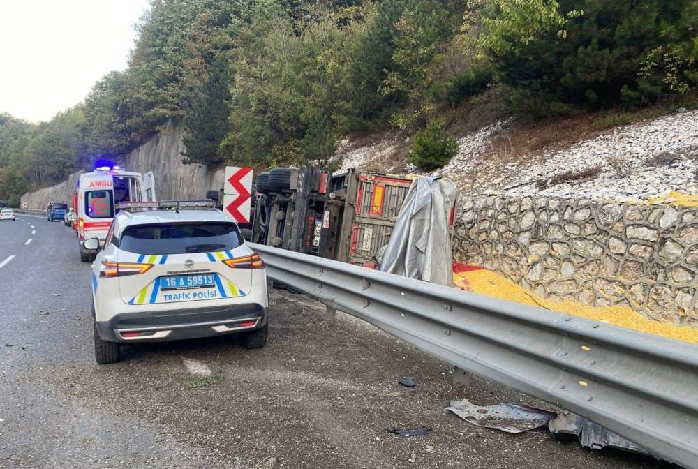 Konya'dan yola çıkan yem yüklü tır devrildi