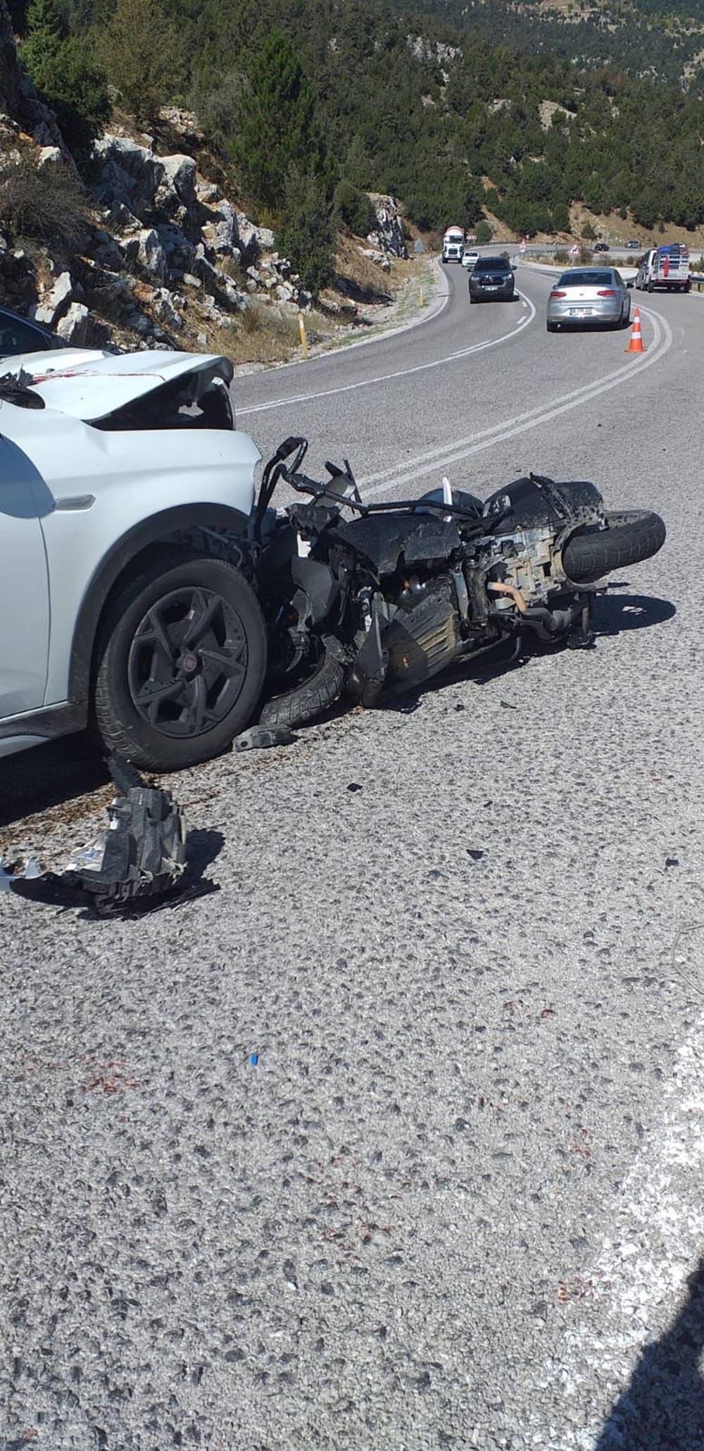 Otomobil ile motosiklet çarpıştı; 1 ölü, 1 yaralı