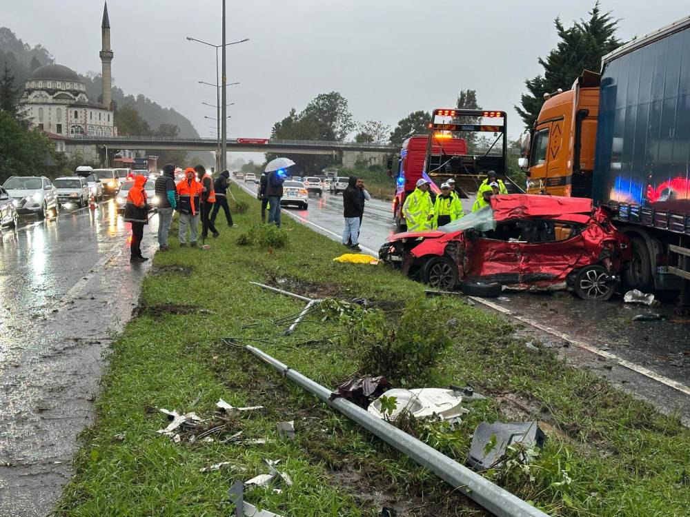 Otomobil tıra çarptı: 3 ölü