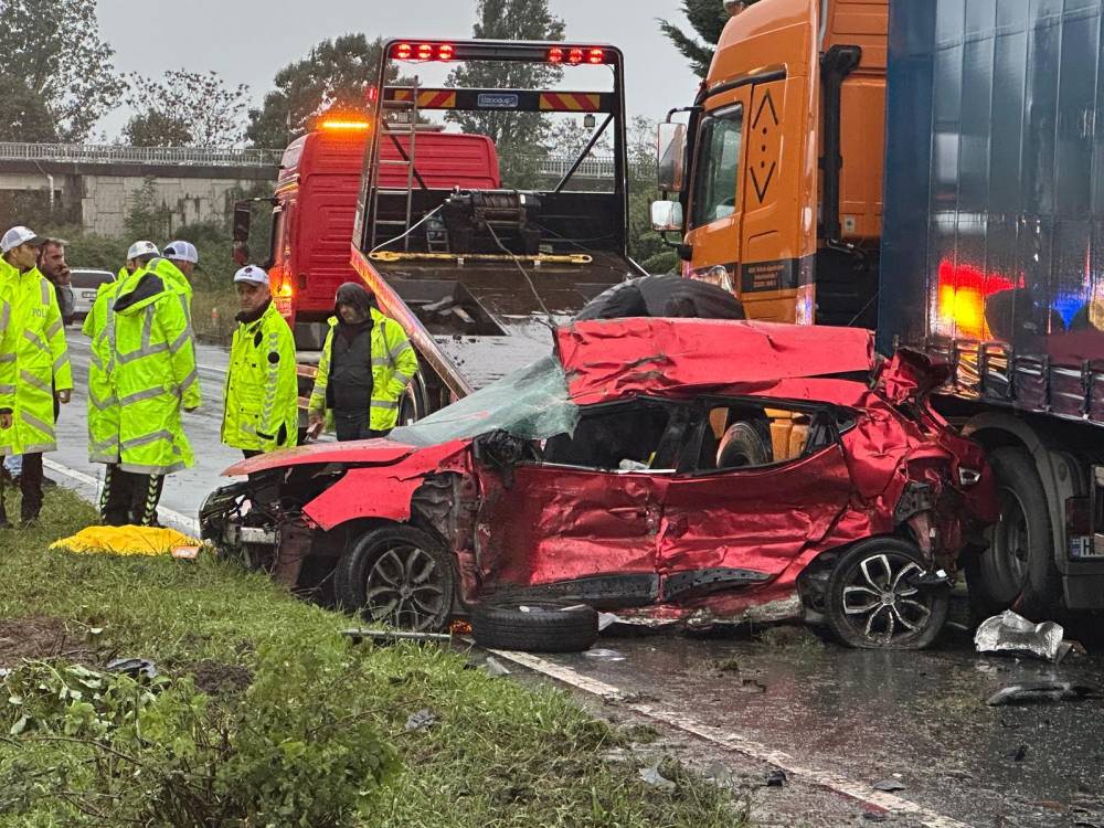 Otomobil tıra çarptı: 3 ölü