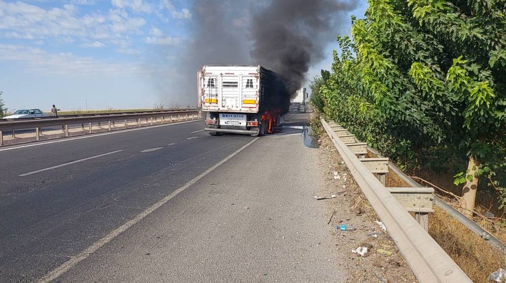 Seyir halindeki tır alev aldı