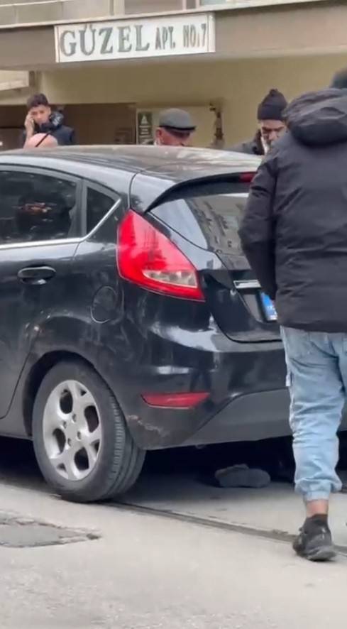 8 yaşındaki çocuk otomobilin altında kaldı