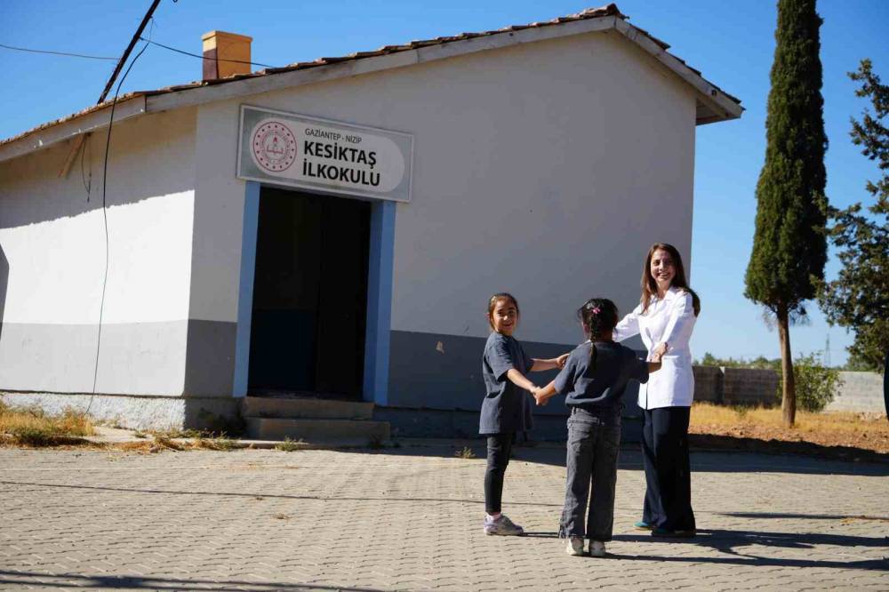 Bu okulda iki öğrenci, bir öğretmen var