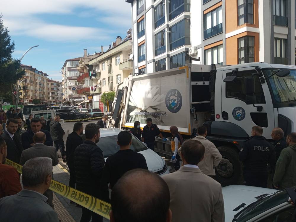 Çöp kamyonunun altında kalan yaya öldü