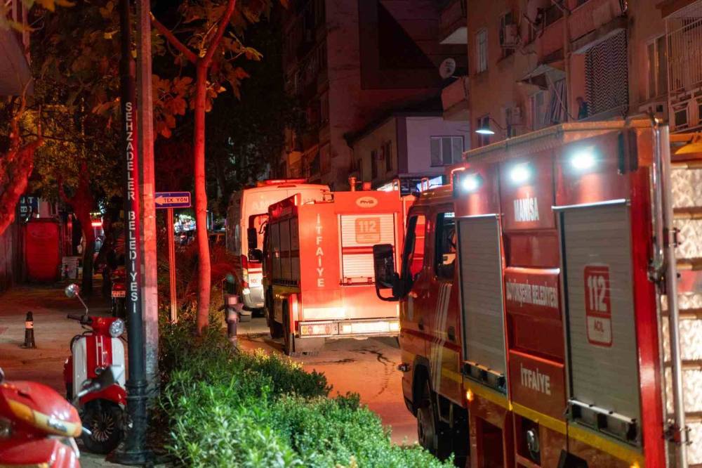 Kendisinden şikayetçi olan eşine kızıp evi ateşe verdi