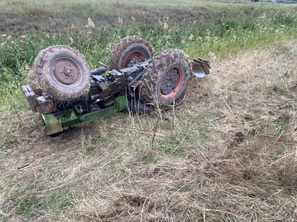 Su kanalına devrilen traktörün altında kalan yaşlı adam hayatını kaybetti