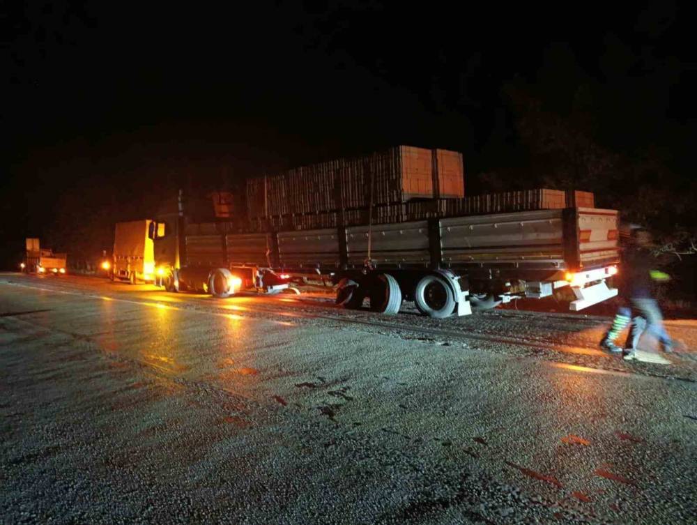 Otomobil ile tır çarpıştı: 1 ölü, 2 yaralı