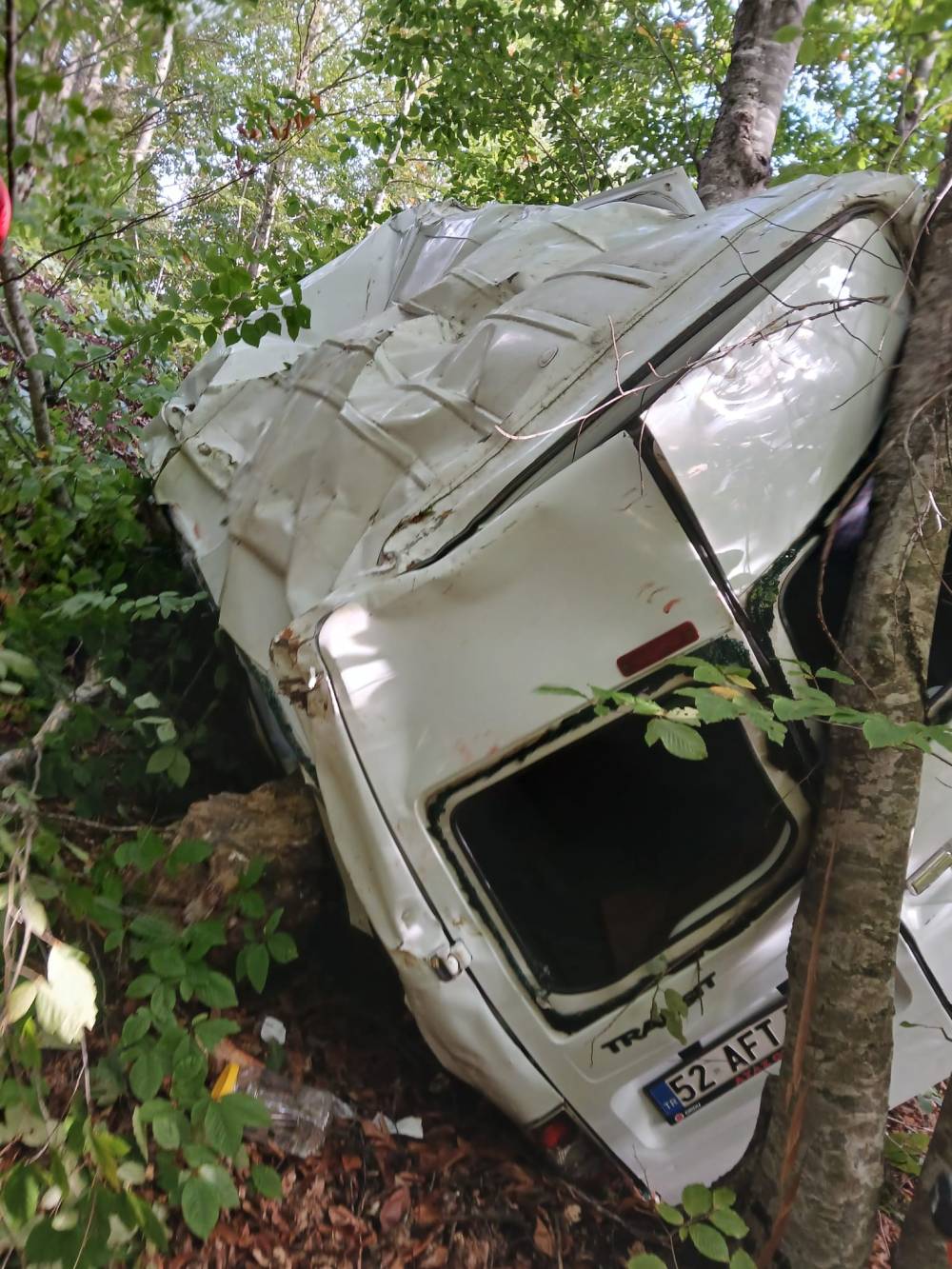 Türbe ziyaretinden dönen minibüs devrildi, 11 yaralı