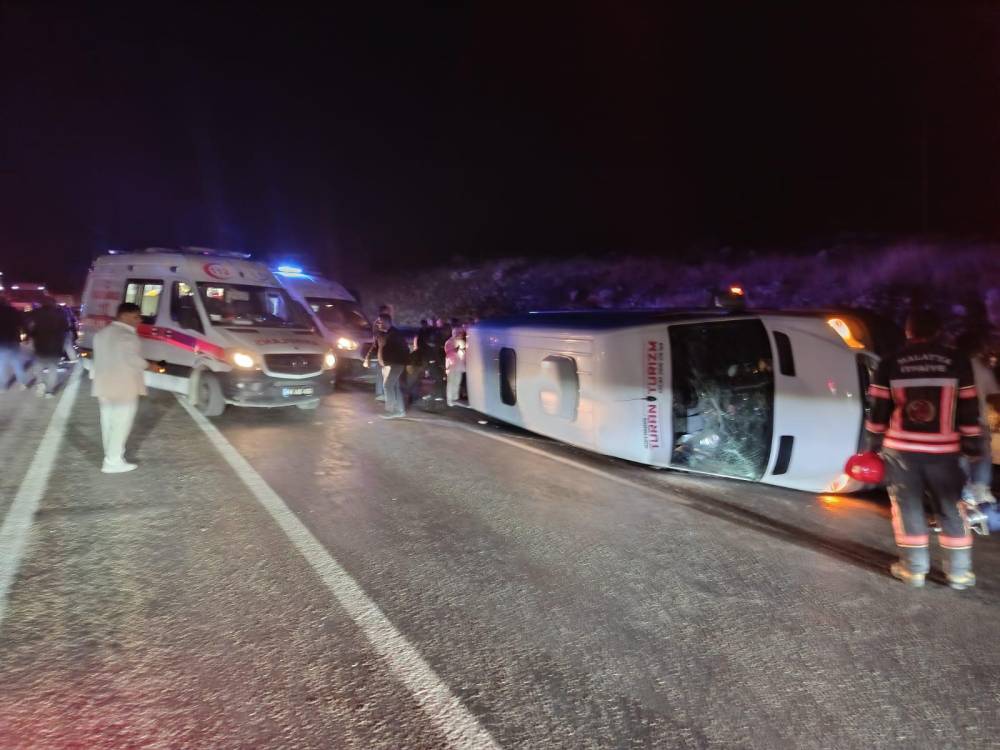 Malatya'da minibüs ile hafif ticari araç çarpıştı: 13'ü öğrenci, 14 yaralı
