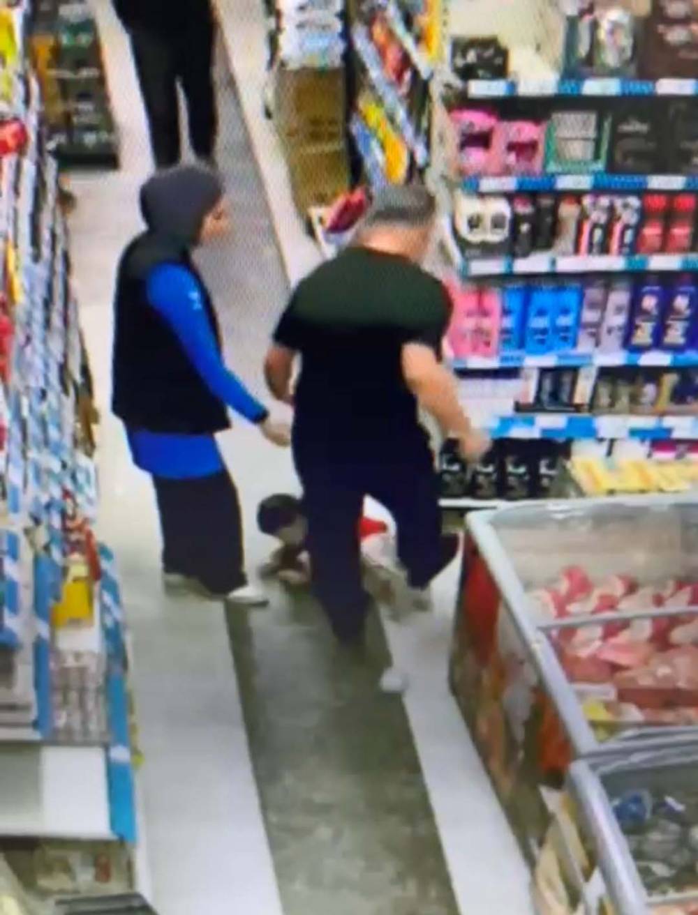 Markette çocuğunu tekmeleyen babaya gözaltı