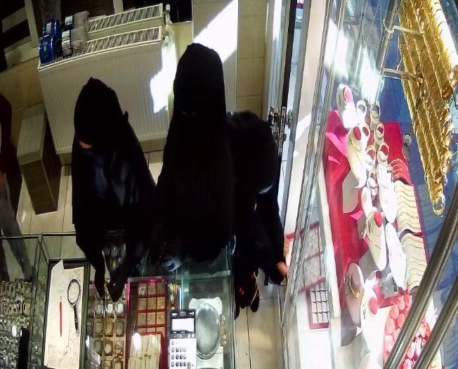 Yer Konya... İkisi oyaladı, biri vitrindeki milyonluk altın yüzükleri çaldı