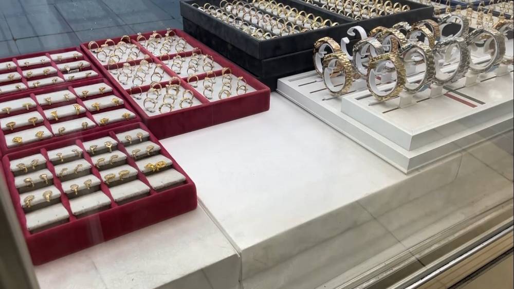 Yer Konya... İkisi oyaladı, biri vitrindeki milyonluk altın yüzükleri çaldı