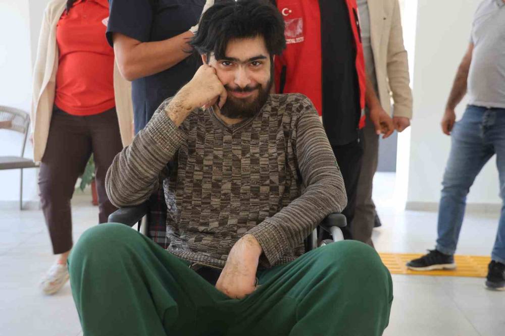 Evden çıkmayan telefon bağımlısı genç, 3 yıl sonra duş aldı, traş oldu