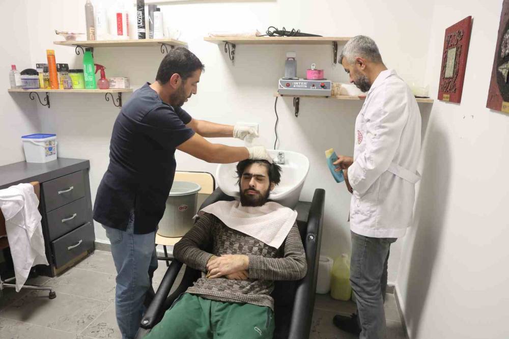 Evden çıkmayan telefon bağımlısı genç, 3 yıl sonra duş aldı, traş oldu