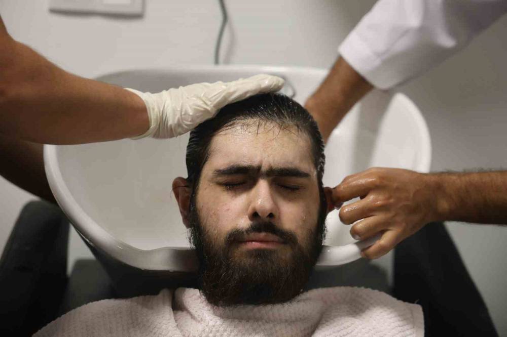 Evden çıkmayan telefon bağımlısı genç, 3 yıl sonra duş aldı, traş oldu