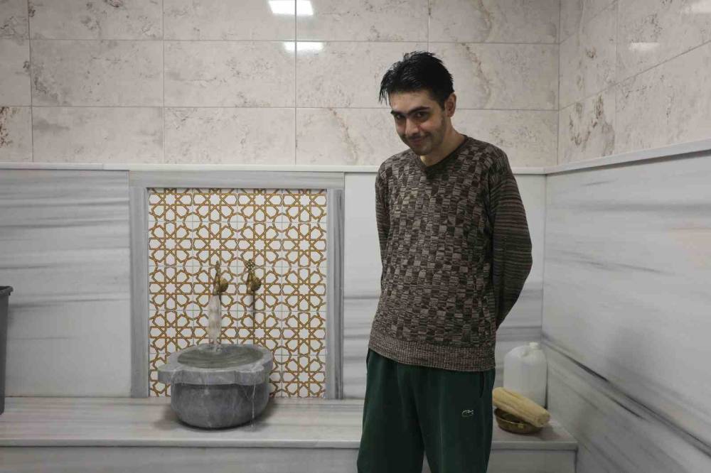 Evden çıkmayan telefon bağımlısı genç, 3 yıl sonra duş aldı, traş oldu