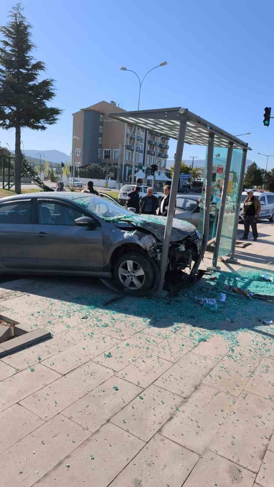 Konya'da otomobil durağa daldı!