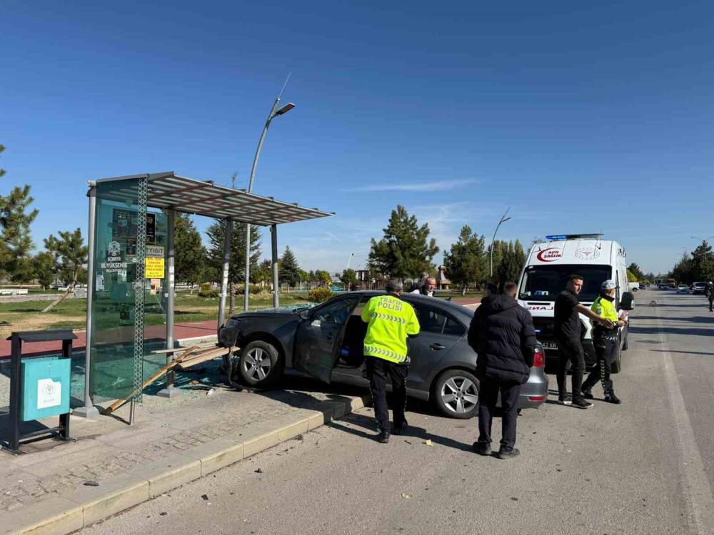 Konya'da otomobil durağa daldı!