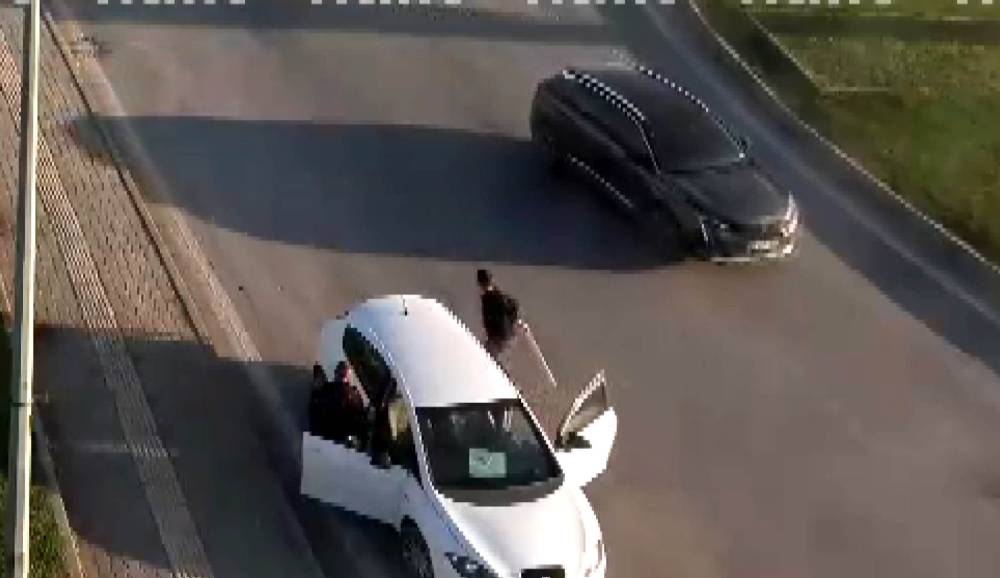 Kendisini durduran polise sopayla saldırdı