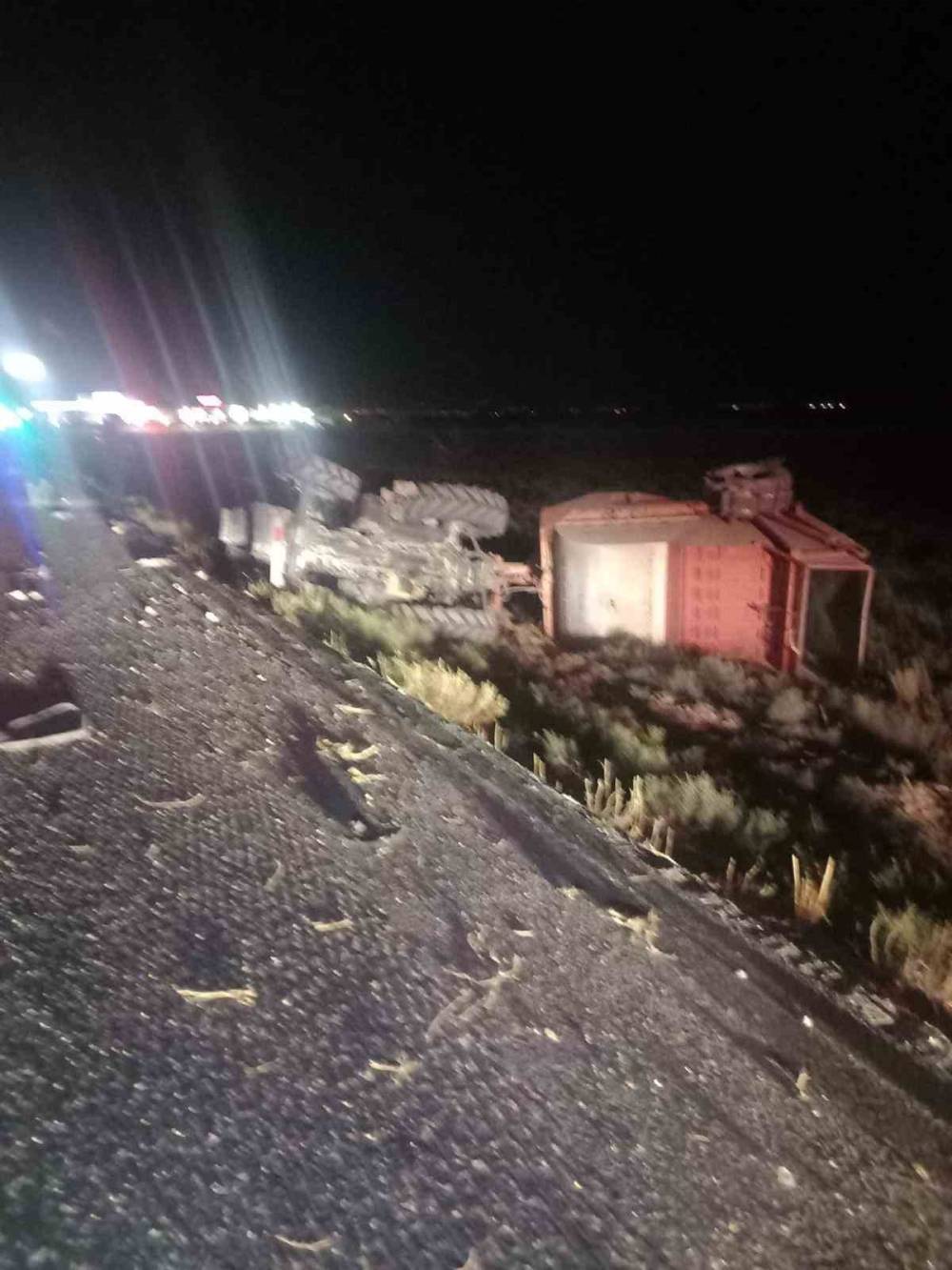 Konya'da tır, traktöre bağlı tarım makinesine çarptı