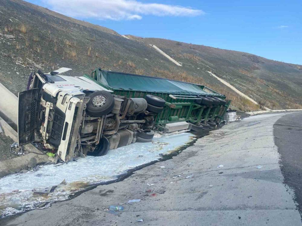Konya'da tır devrildi