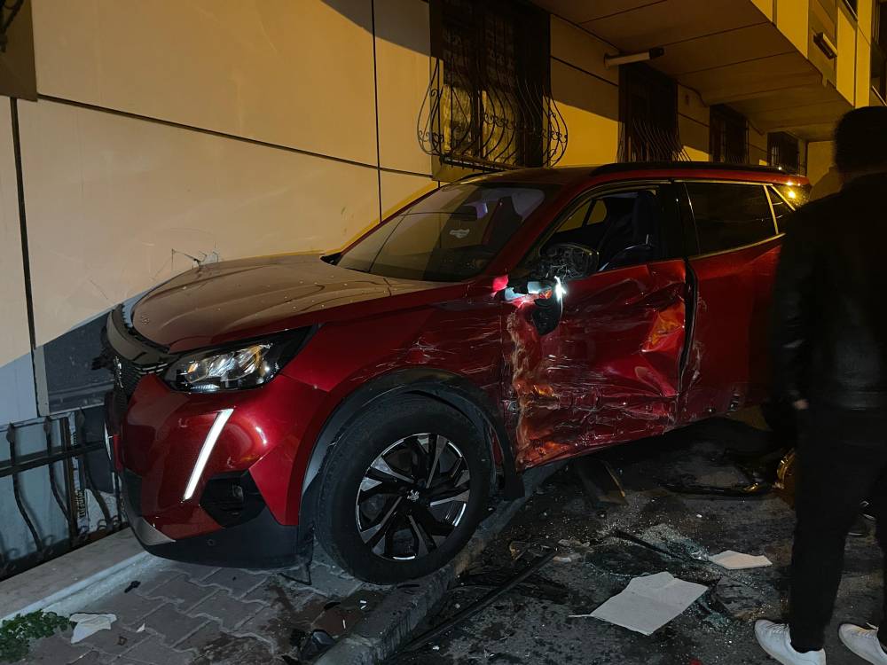 Park halindeki 8 araca çarptı