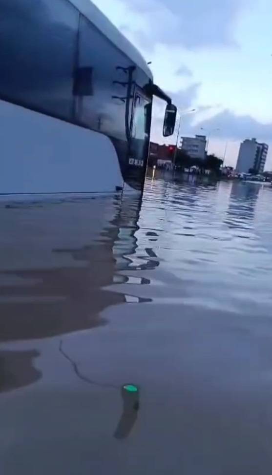 Otoyol çöktü, yolları su bastı, denizde hortum çıktı