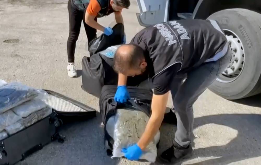 TIR’daki valizlerden 55 kilo skunk çıktı; ‘Arkadaşım rica etti’ dedi