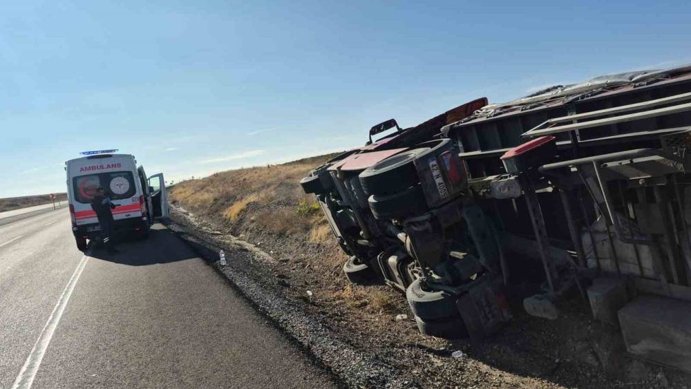 Konya'da kontrolden çıkan tır devrildi