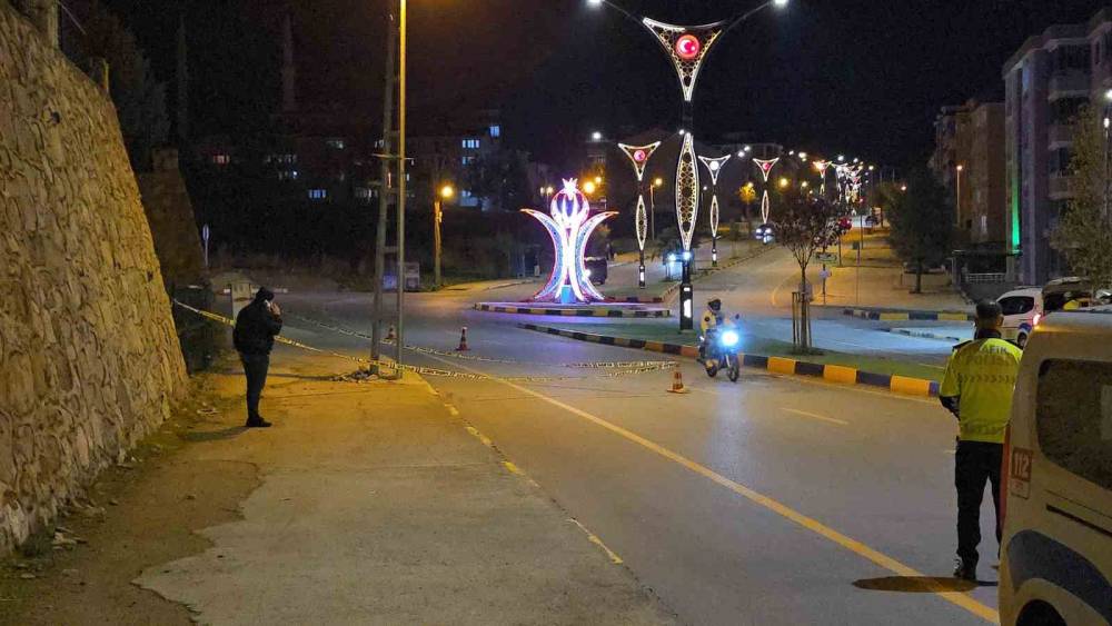 Motosiklet kaldırıma çarptı: Lise öğrencisi hayatını kaybetti