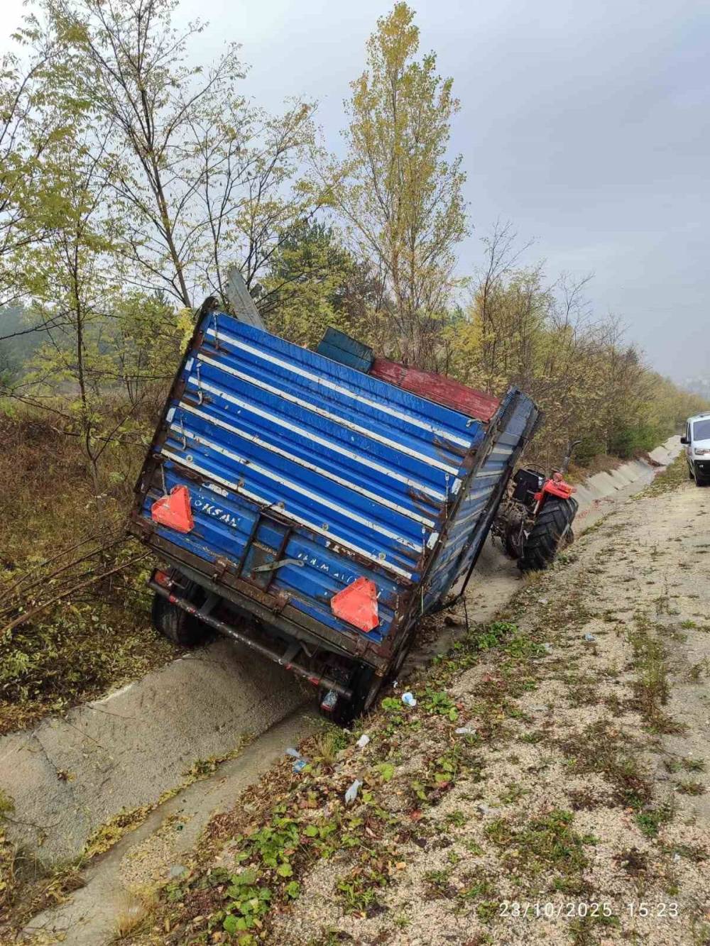 Yoldan çıkan traktörden düşen sürücü hayatını kaybetti