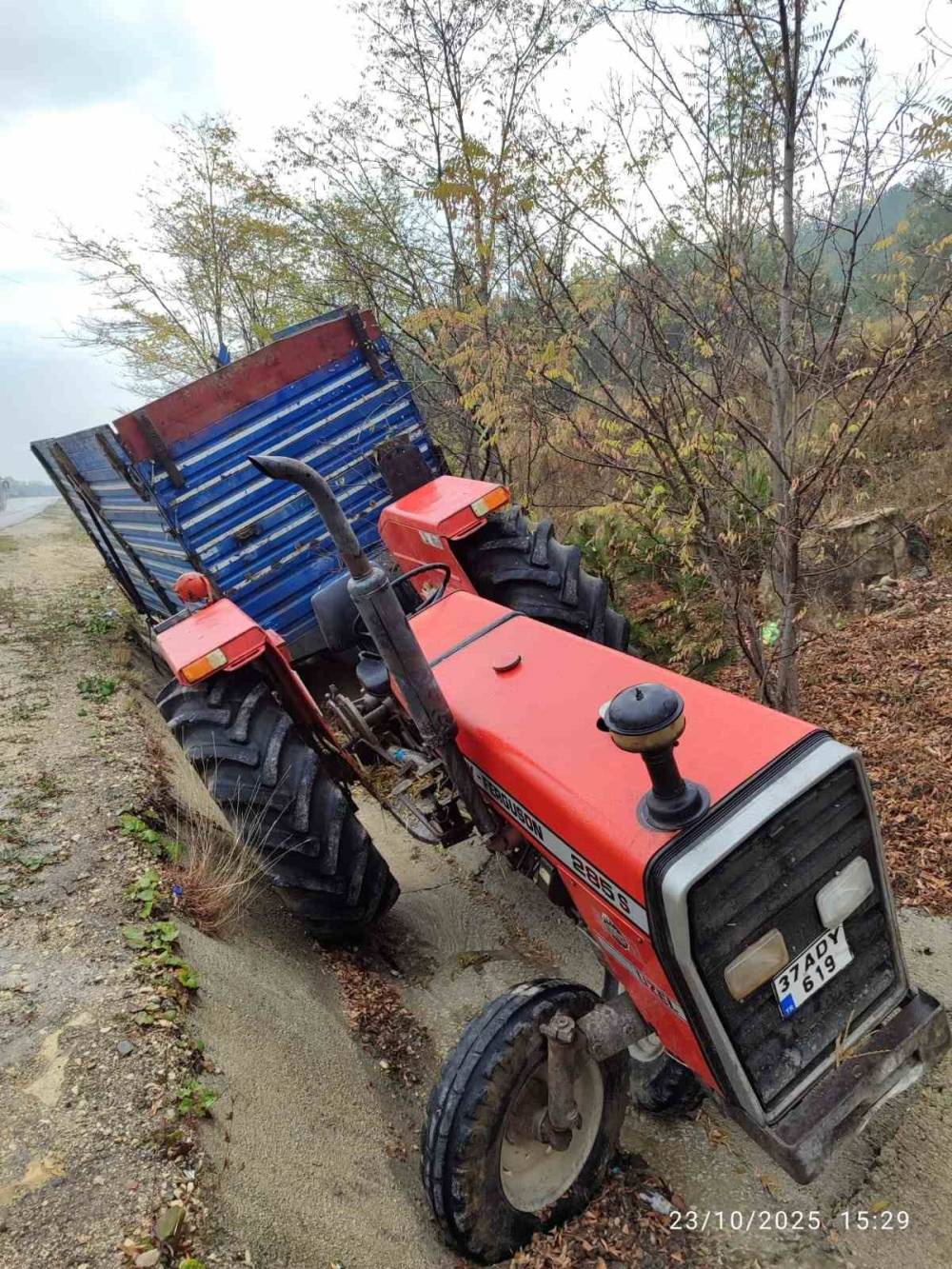 Yoldan çıkan traktörden düşen sürücü hayatını kaybetti