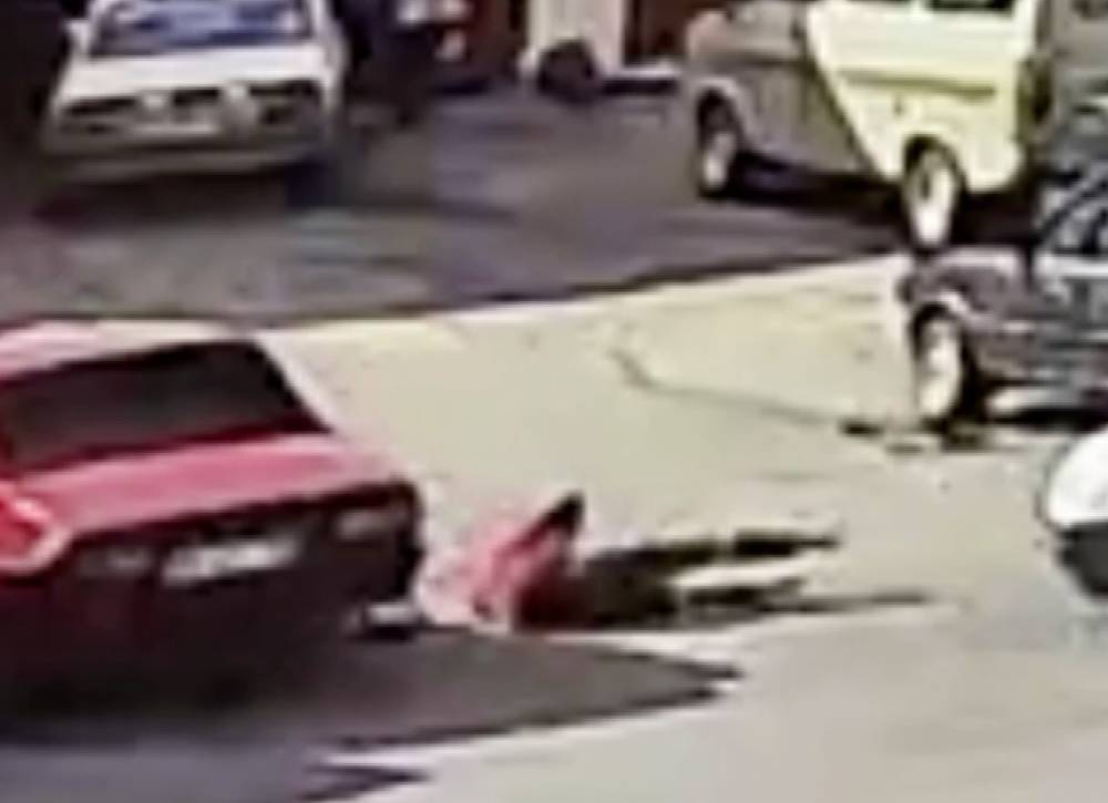 Motosiklet park halindeki otomobile çarptı, 15 yaşındaki sürücü ağır yaralandı