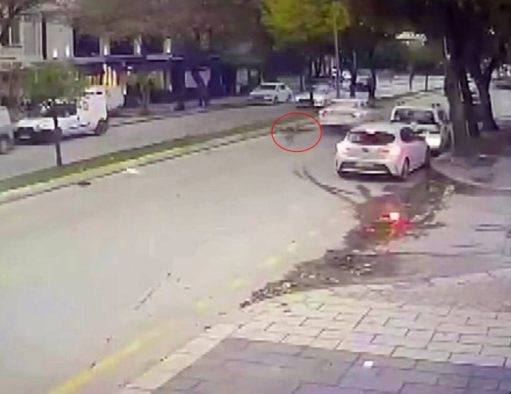 Otomobilin çarptığı kadın metrelerce savrularak öldü