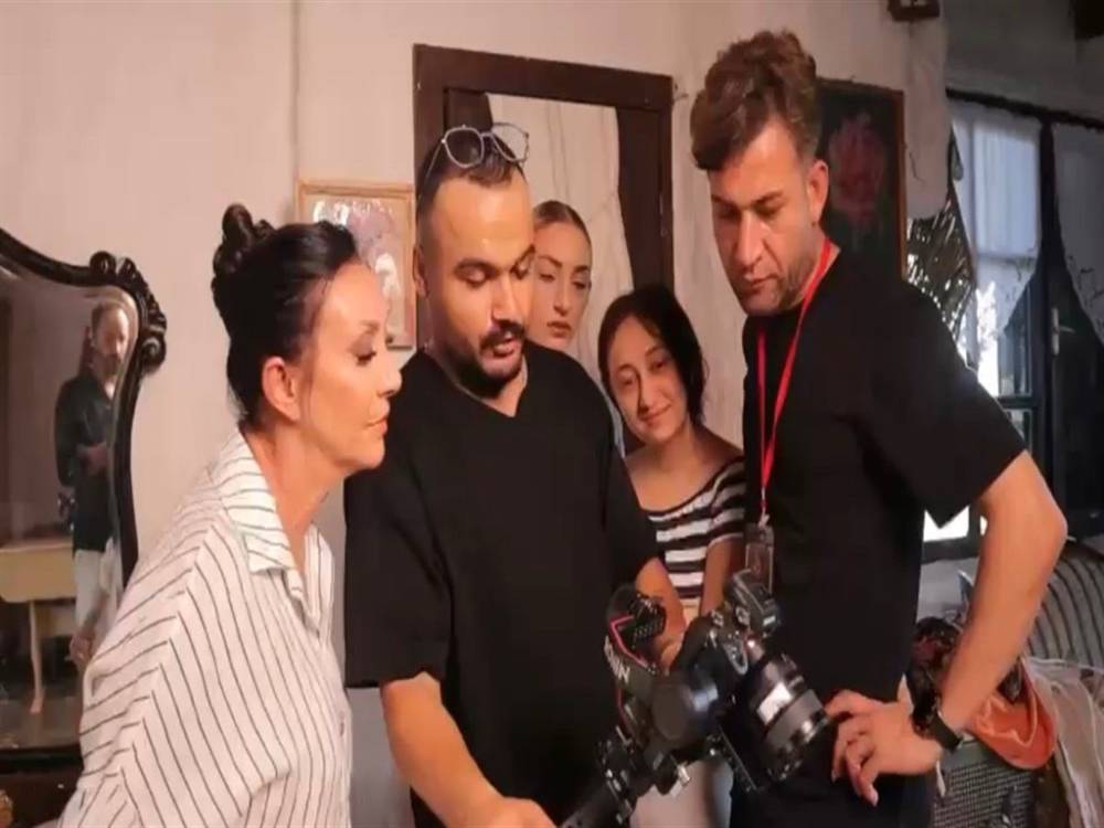 Şarkıcı Güllü'nün kızı ve arkadaşının avukatından suç duyurusu